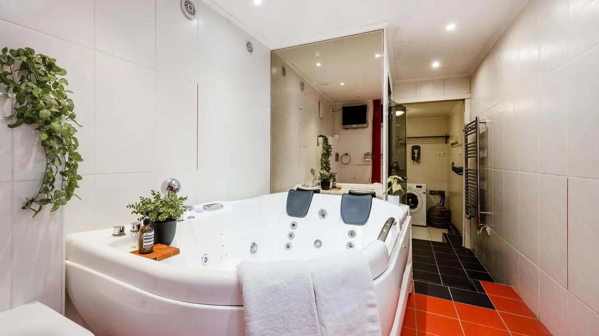 Chic Retreat With Jacuzzi By Gozsdu Udvar & Fashionst Budapest Apartment