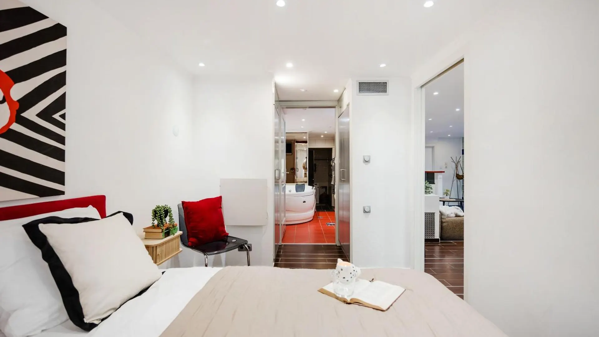 Chic Retreat With Jacuzzi By Gozsdu Udvar & Fashionst Budapest Apartment
